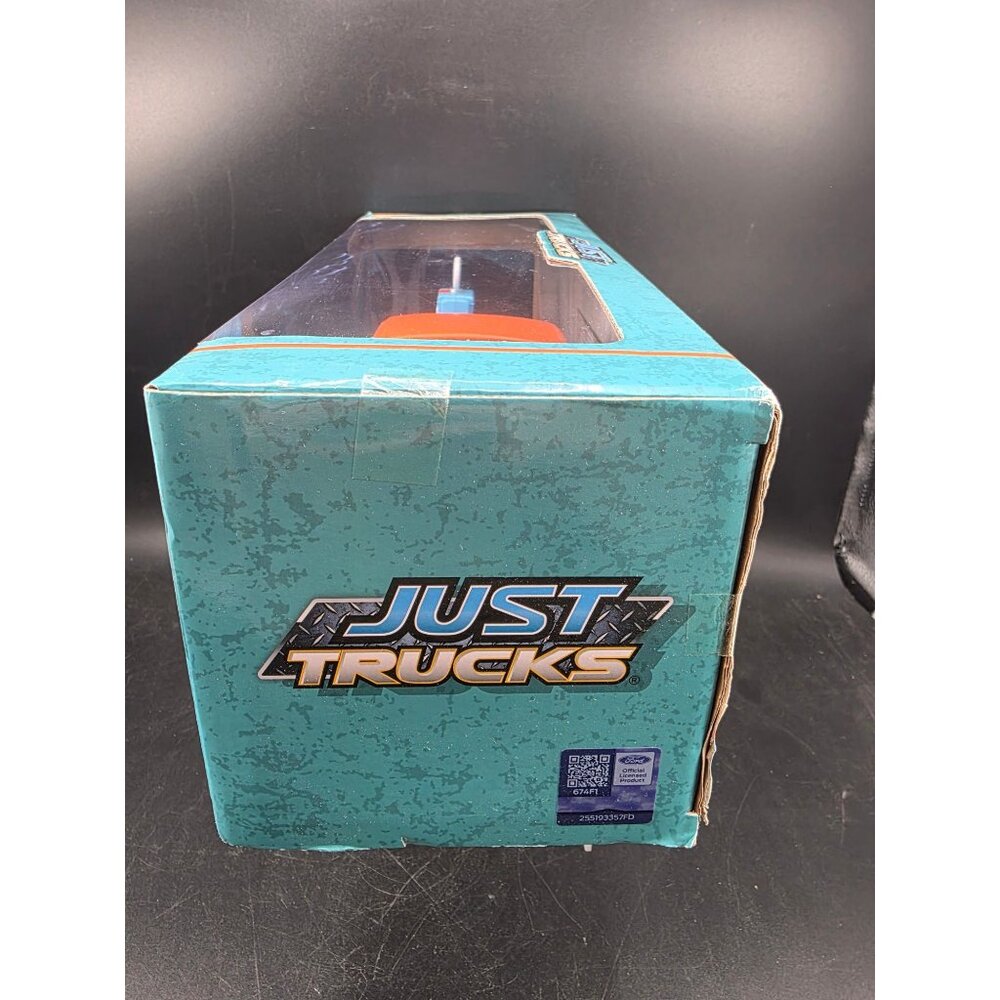 1973 Ford Bronco Gulf Diecast Model w/ Gas Pump 1:24 Jada Just Trucks - Picture 4 of 7